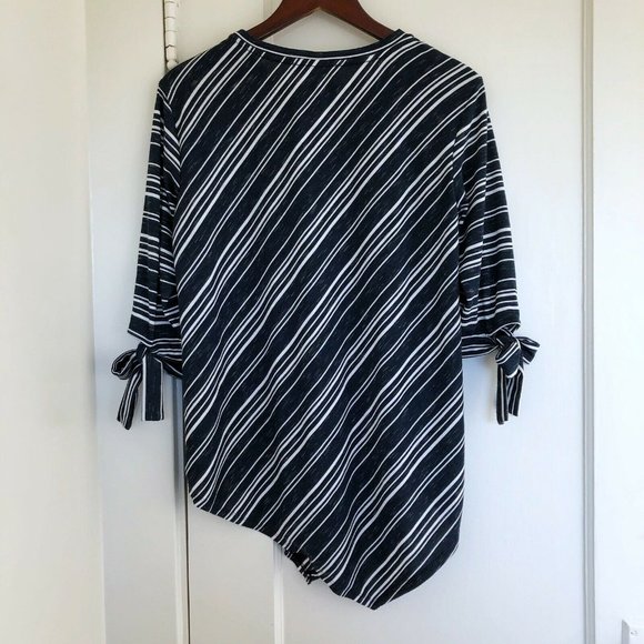 Two by Vince Camuto Asymmetric Hem Top - Picture 4 of 7